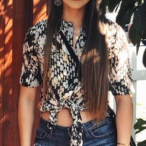 Button up beige/black blouse